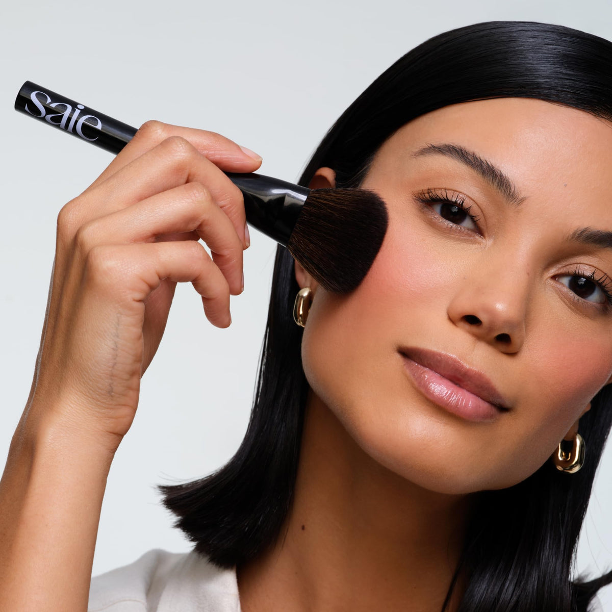 Saie Powder Blush Brush, Fluffy Vegan Makeup Brush for Cheeks